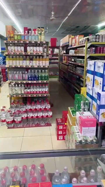 非洲的直男不输任何国家 美女买日用品遭老板瞧不起,惹怒顾客孰对孰错